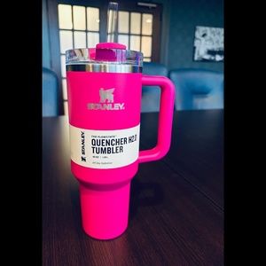 BNWT STANLEY *Limited Edition* Quencher H2.O FlowState Tumbler 40oz in Hot Pink